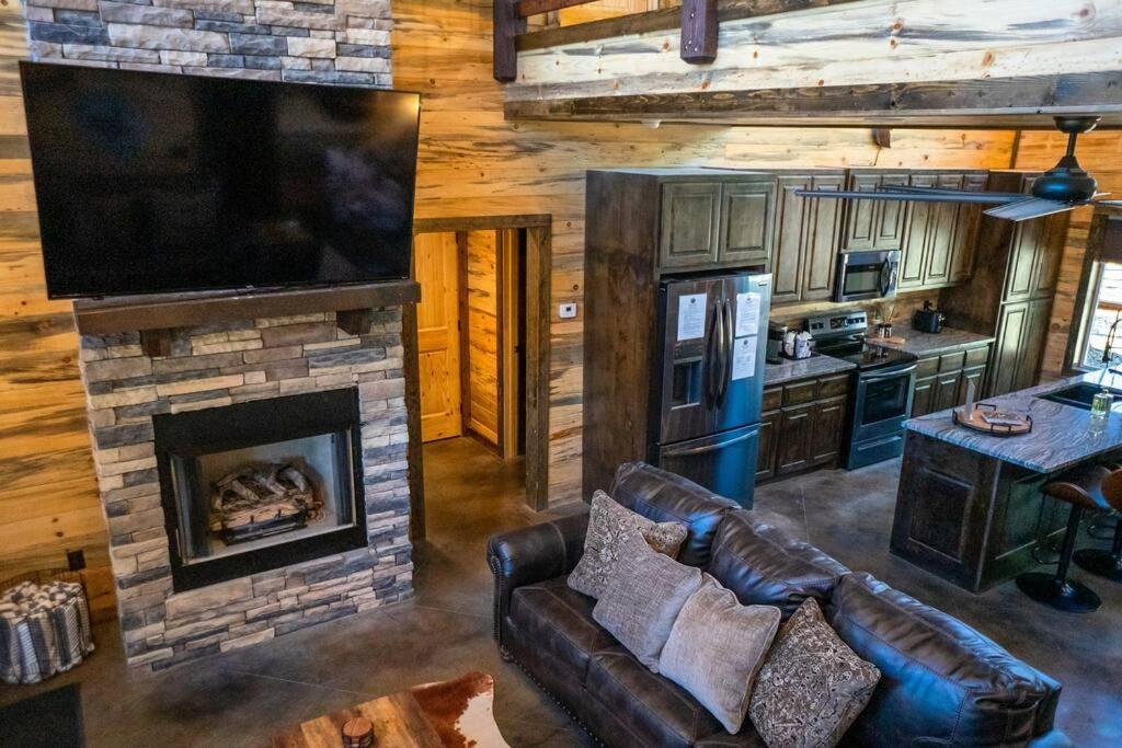 The Big Tex Luxury Cabin Is Epic Broken Bow Eksteriør billede