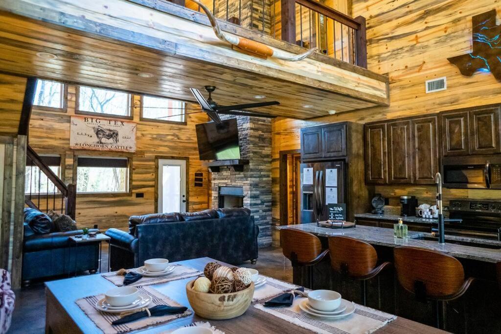 The Big Tex Luxury Cabin Is Epic Broken Bow Eksteriør billede